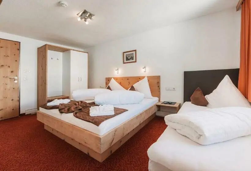 Standard Kolmen Hengen Huone, Berghotel Gasthof Gstrein