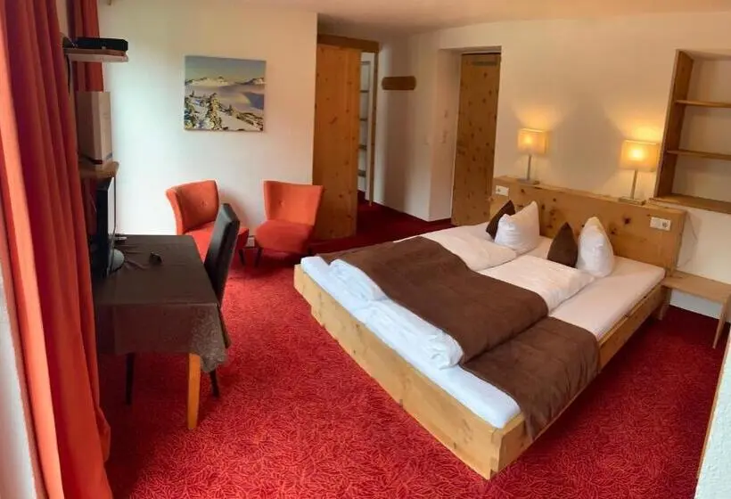 Perhehuone, Berghotel Gasthof Gstrein