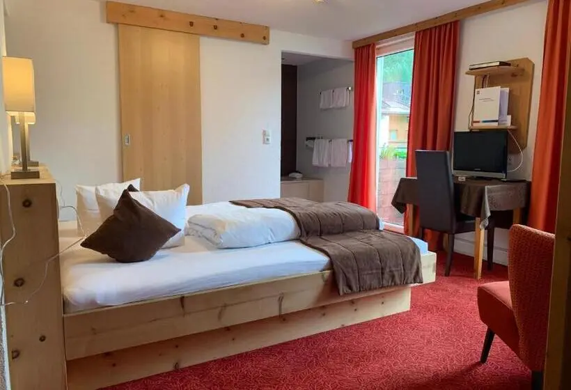 Perhehuone, Berghotel Gasthof Gstrein