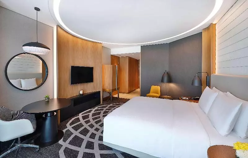 اتاق استاندارد با تخت بزرگ برای معلولان, Doubletree By Hilton Dubai  Business Bay