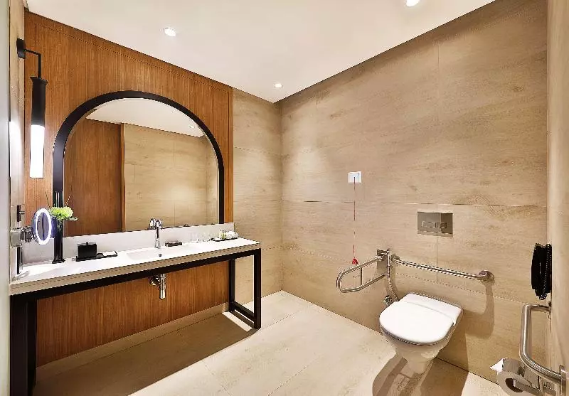 اتاق استاندارد با تخت بزرگ برای معلولان, Doubletree By Hilton Dubai  Business Bay