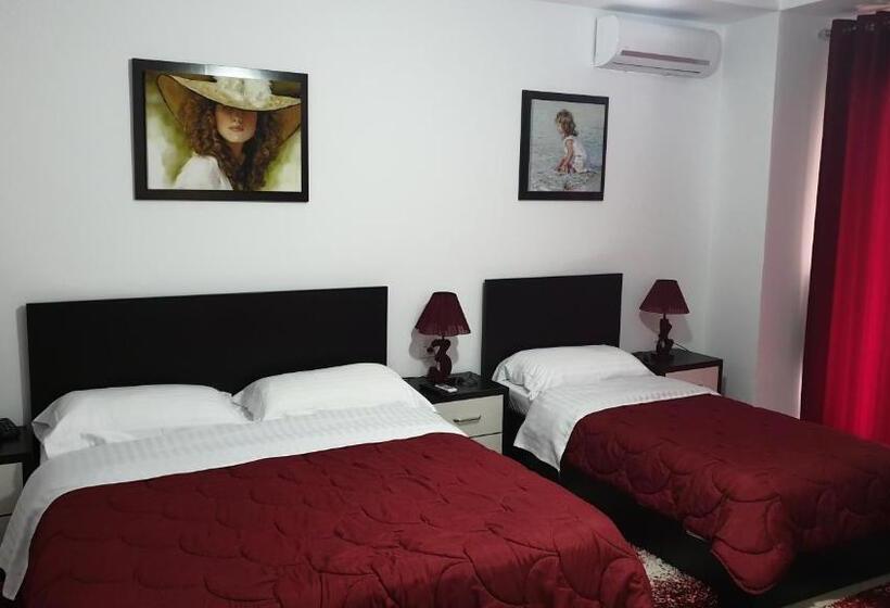 Pokój Trzyosobowy Standard z Balkonem, Haris