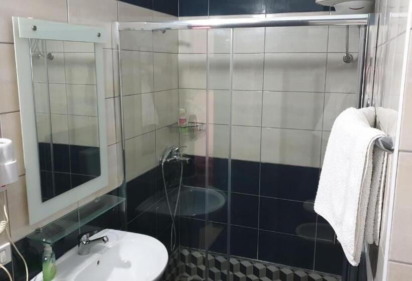 Pokój Trzyosobowy Standard z Balkonem, Haris