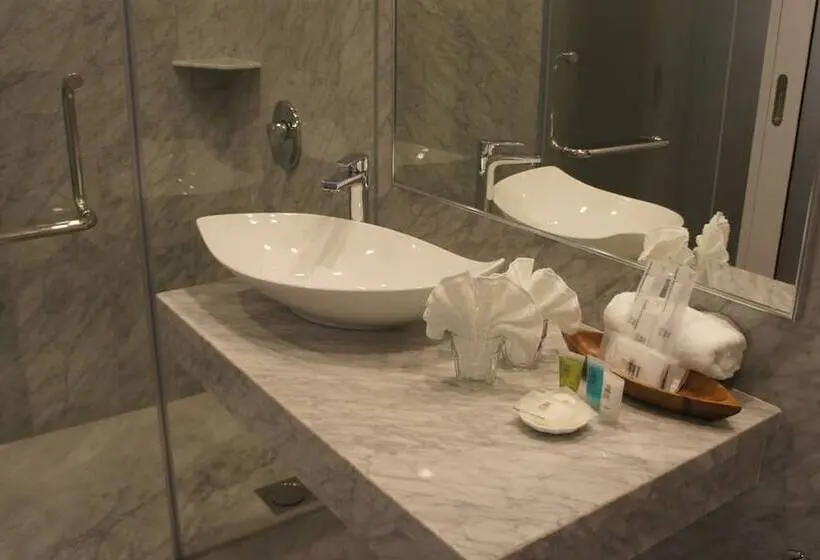 Suite, Heeren Straits