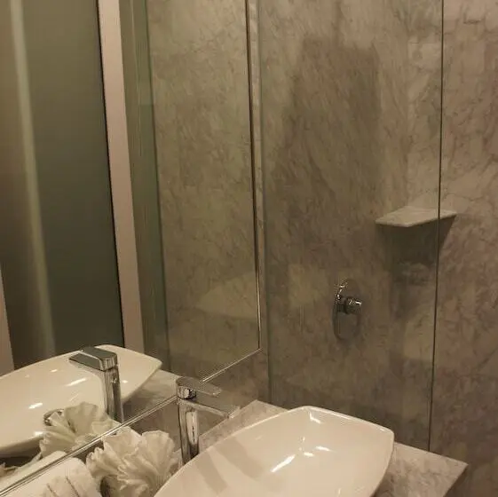 Suite, Heeren Straits