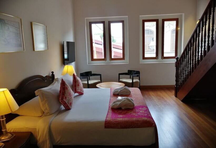 Suite, Heeren Straits
