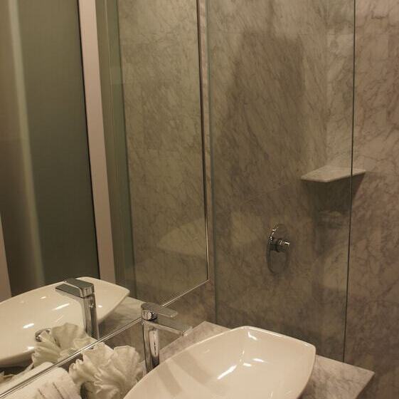 Chambre Supérieure, Heeren Straits