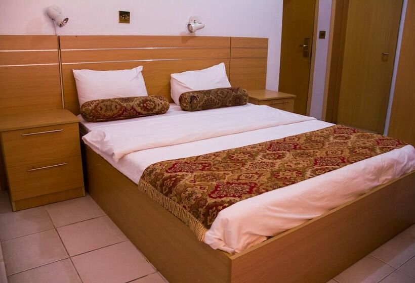 استودیوی استاندارد, La Patriache Lodge