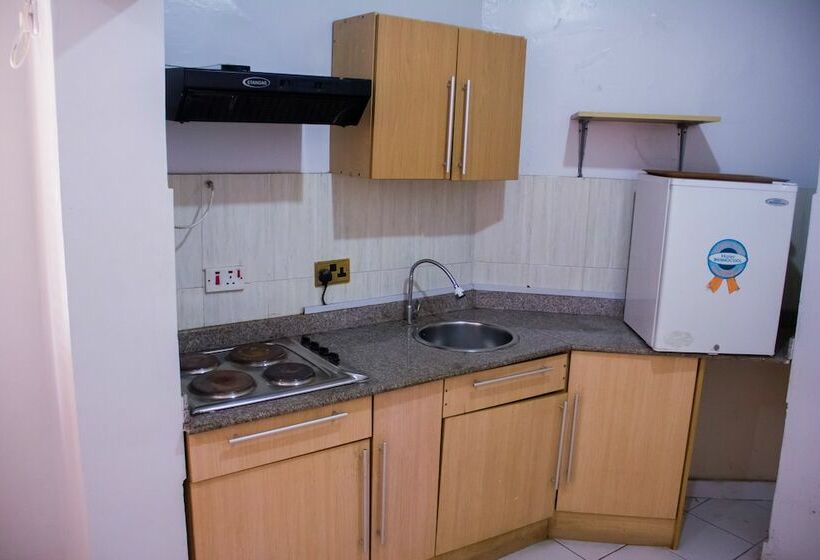 استودیوی استاندارد, La Patriache Lodge