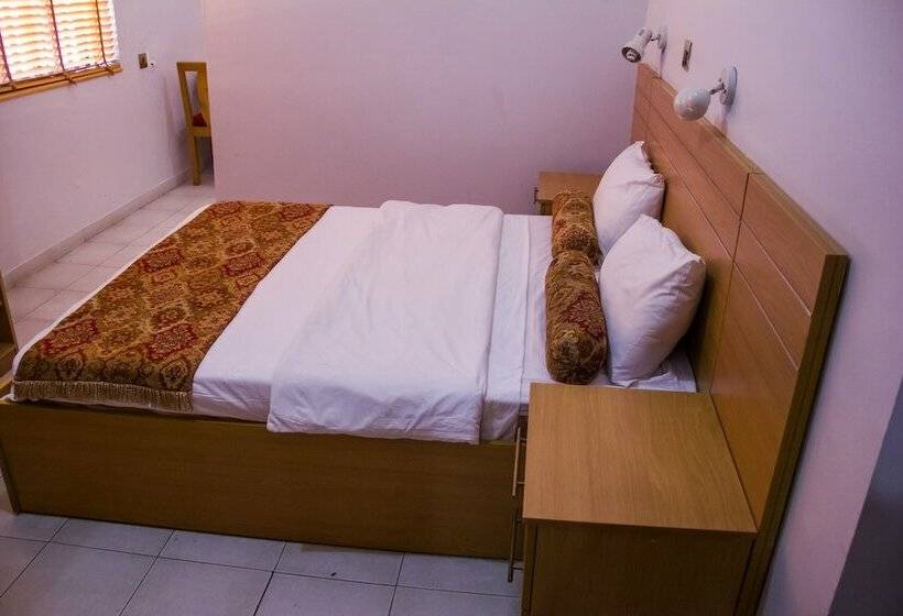 استودیوی استاندارد, La Patriache Lodge