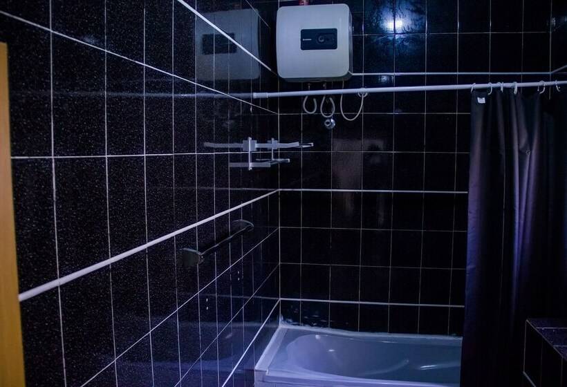 استودیوی استاندارد, La Patriache Lodge