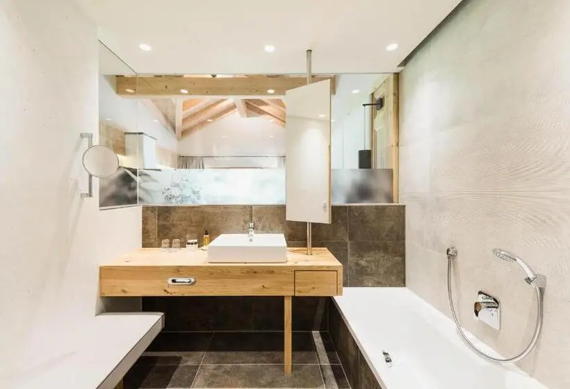 سوئیت جونیور با چشم‌انداز کوهستان, Living & Spa Vitalhotel Edelweiss