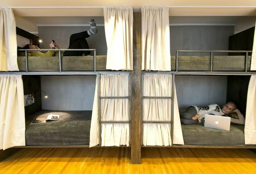 تختخواب در اتاق مشترک, B14 Hostel