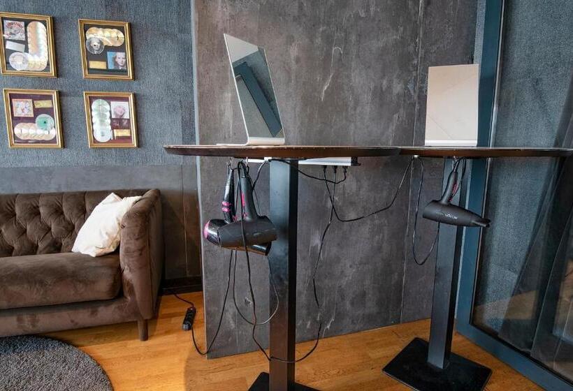 تختخواب در اتاق مشترک, B14 Hostel