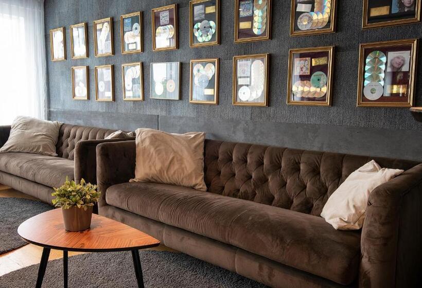 تختخواب در اتاق مشترک, B14 Hostel