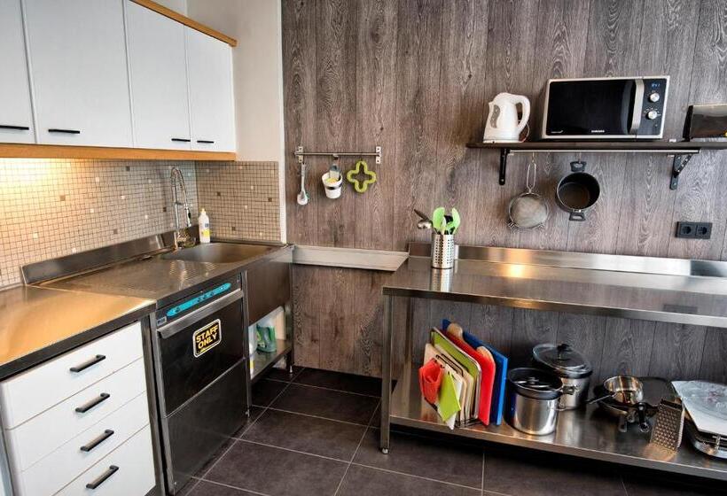 تختخواب در اتاق مشترک, B14 Hostel