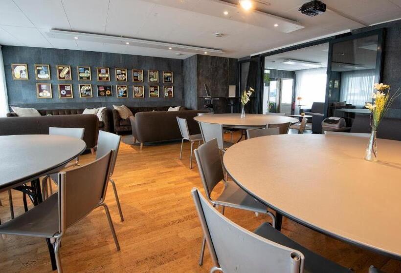 تختخواب در اتاق مشترک, B14 Hostel