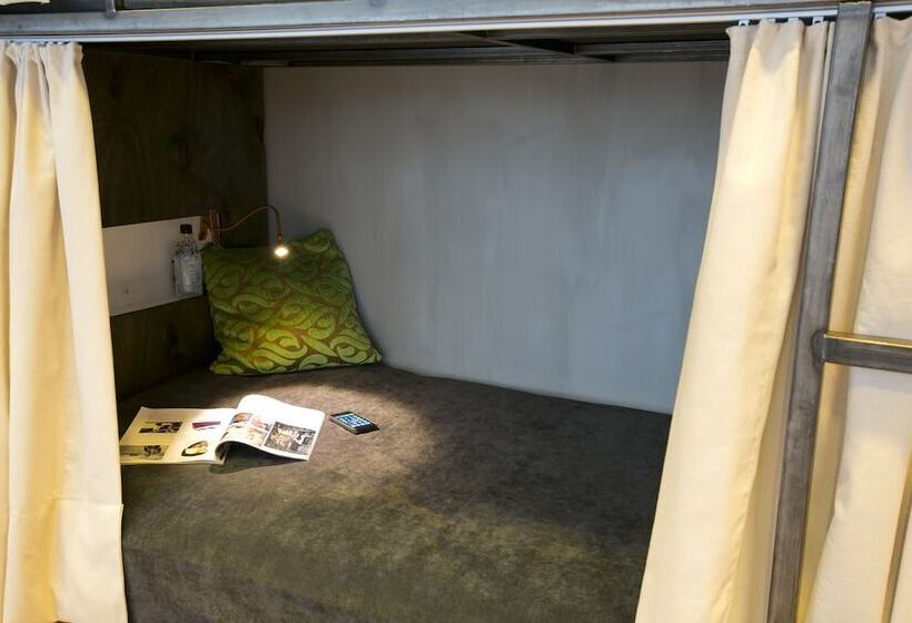 تختخواب در اتاق مشترک, B14 Hostel