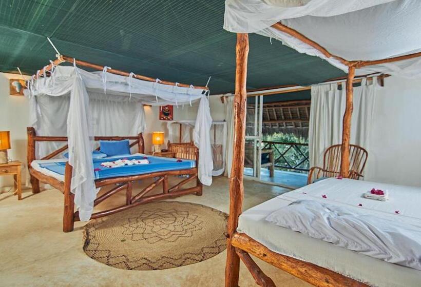 اتاق استاندارد سه تخته با چشمانداز استخر, Mvuvi Lodge