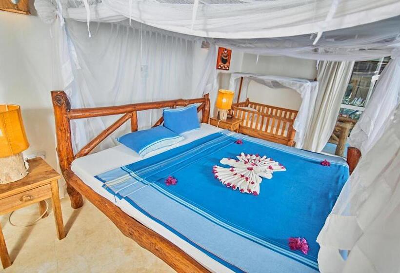 اتاق استاندارد سه تخته با چشمانداز استخر, Mvuvi Lodge