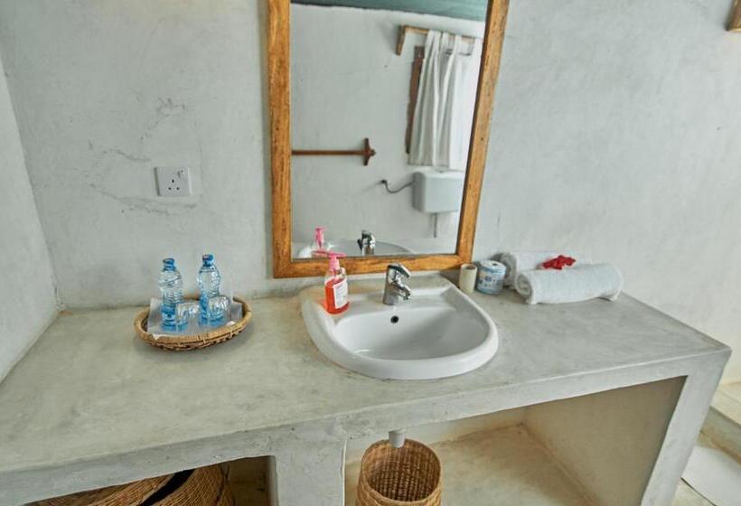 اتاق استاندارد سه تخته با چشمانداز استخر, Mvuvi Lodge