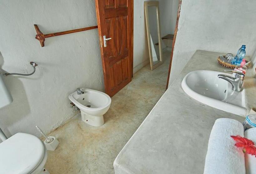 اتاق استاندارد سه تخته با چشمانداز استخر, Mvuvi Lodge