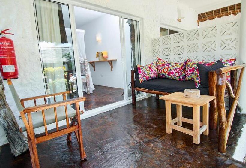 اتاق استاندارد با چشمانداز استخر, Mvuvi Lodge