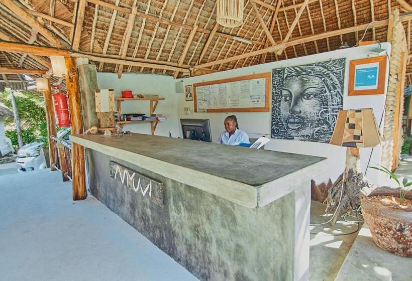 اتاق استاندارد سه تخته با چشمانداز استخر, Mvuvi Lodge