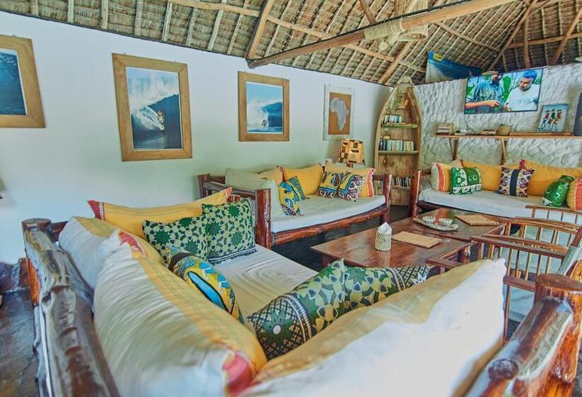 اتاق استاندارد سه تخته با چشمانداز استخر, Mvuvi Lodge