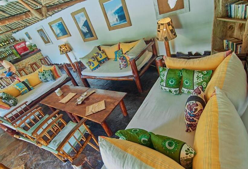 اتاق استاندارد سه تخته با چشمانداز استخر, Mvuvi Lodge