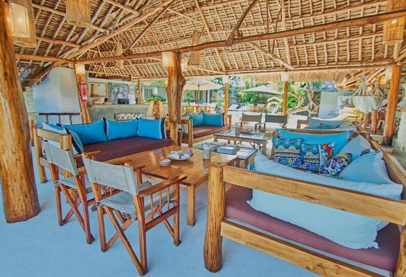 اتاق استاندارد سه تخته با چشمانداز استخر, Mvuvi Lodge