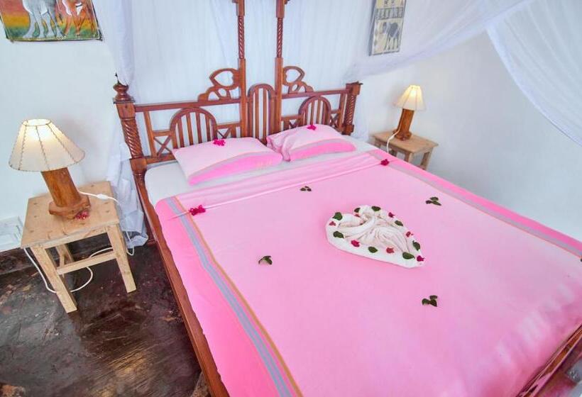 اتاق استاندارد سه تخته با چشمانداز استخر, Mvuvi Lodge