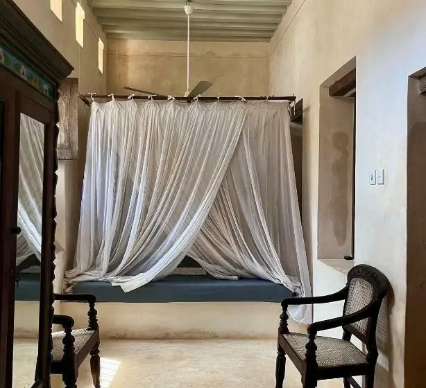 اتاق خانوادگی, Subira House