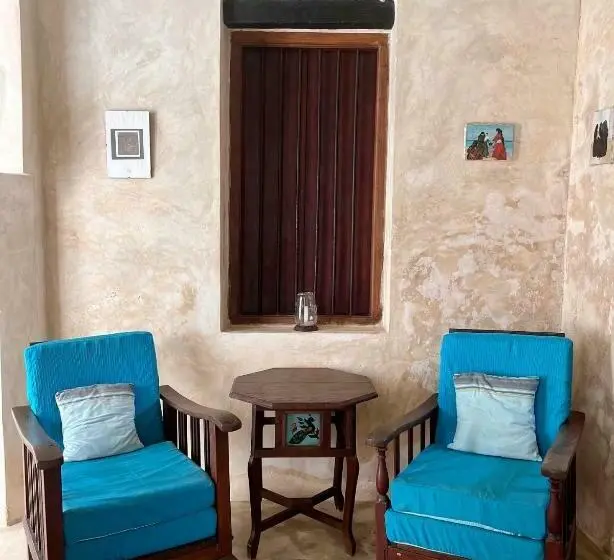 اتاق خانوادگی, Subira House