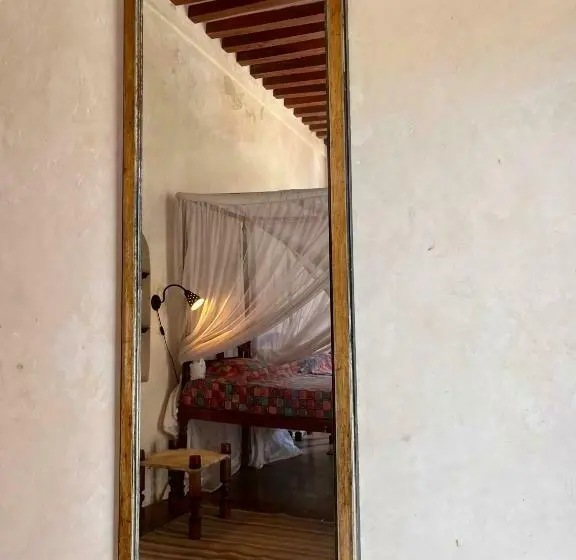 اتاق استاندارد, Subira House