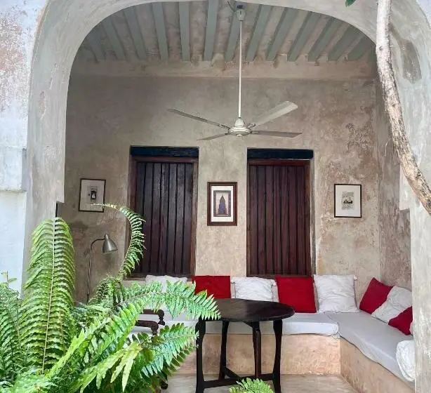 اتاق خانوادگی, Subira House