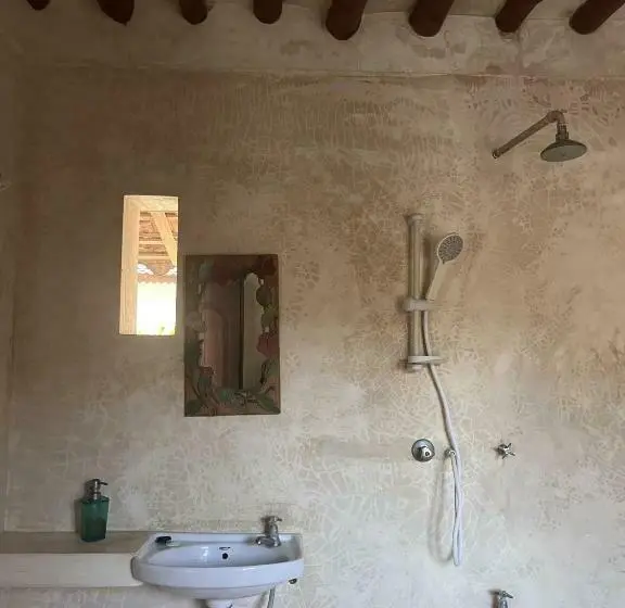 اتاق استاندارد, Subira House