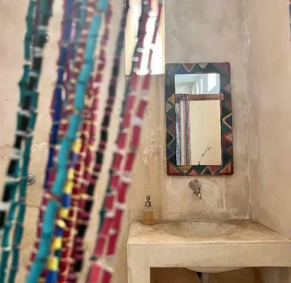 اتاق خانوادگی, Subira House