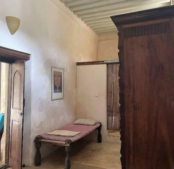اتاق خانوادگی, Subira House