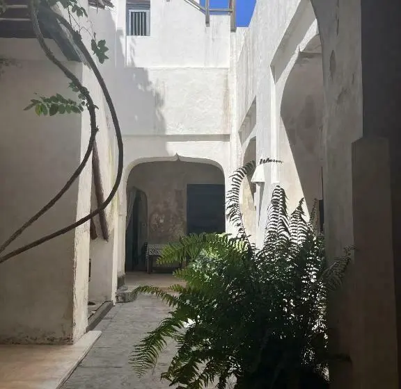 اتاق خانوادگی, Subira House