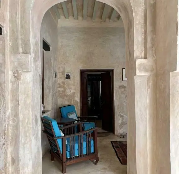 اتاق خانوادگی, Subira House