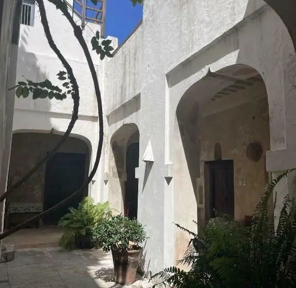 اتاق خانوادگی, Subira House