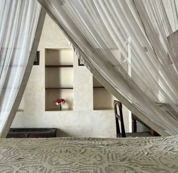 اتاق استاندارد, Subira House