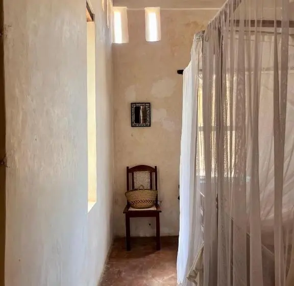 اتاق استاندارد, Subira House