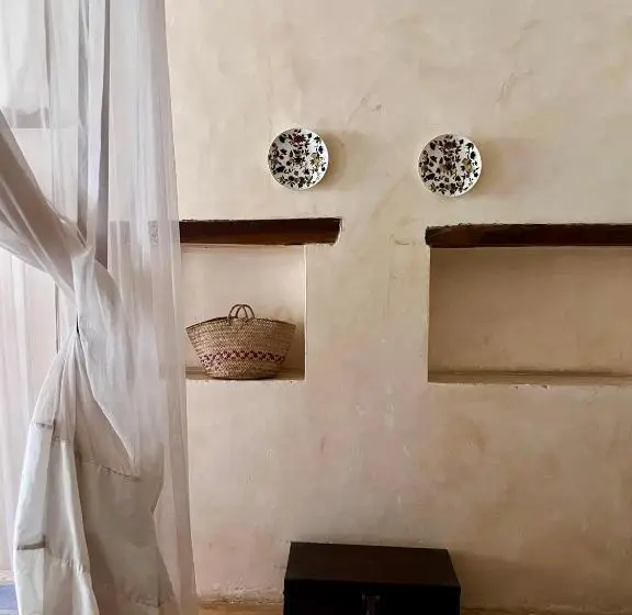 اتاق استاندارد, Subira House