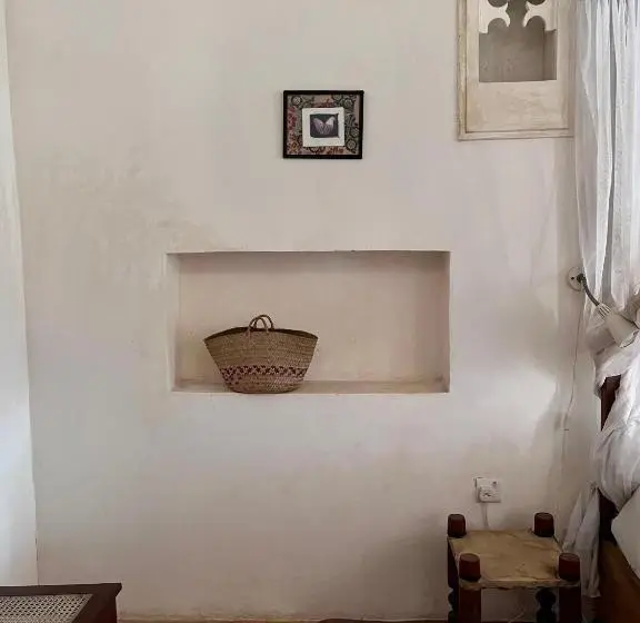 اتاق استاندارد, Subira House