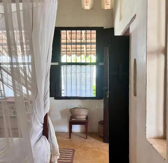 اتاق استاندارد, Subira House