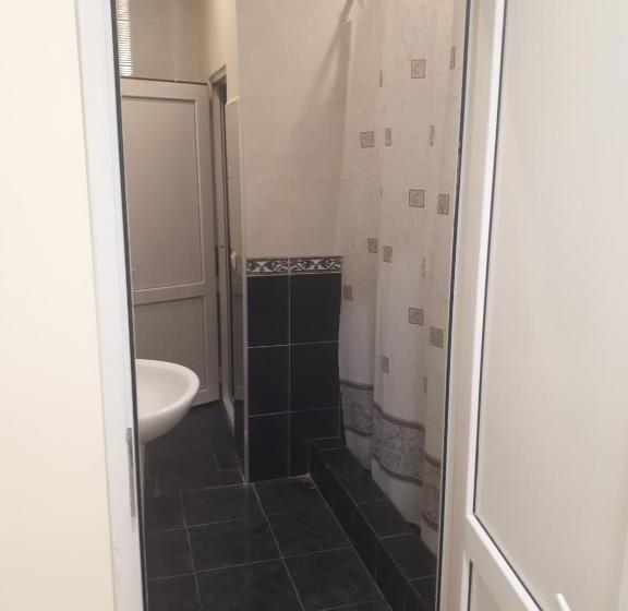 اتاق ساده سه‌ نفره, Vivas