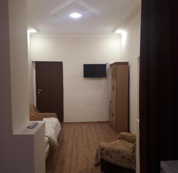 اتاق ساده سه‌ نفره, Vivas