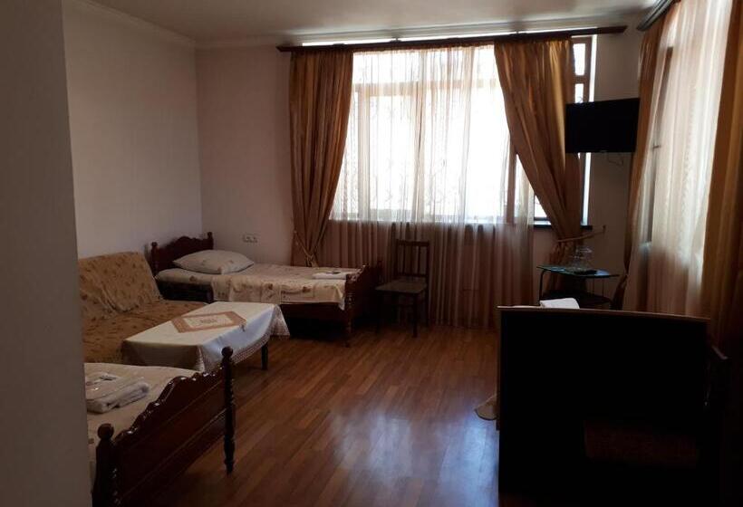 اتاق ساده سه‌ نفره, Vivas